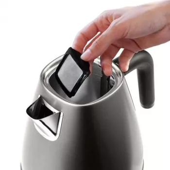 De’Longhi KBIN2001.TB kanvica 1,7 l 2000 W titánová