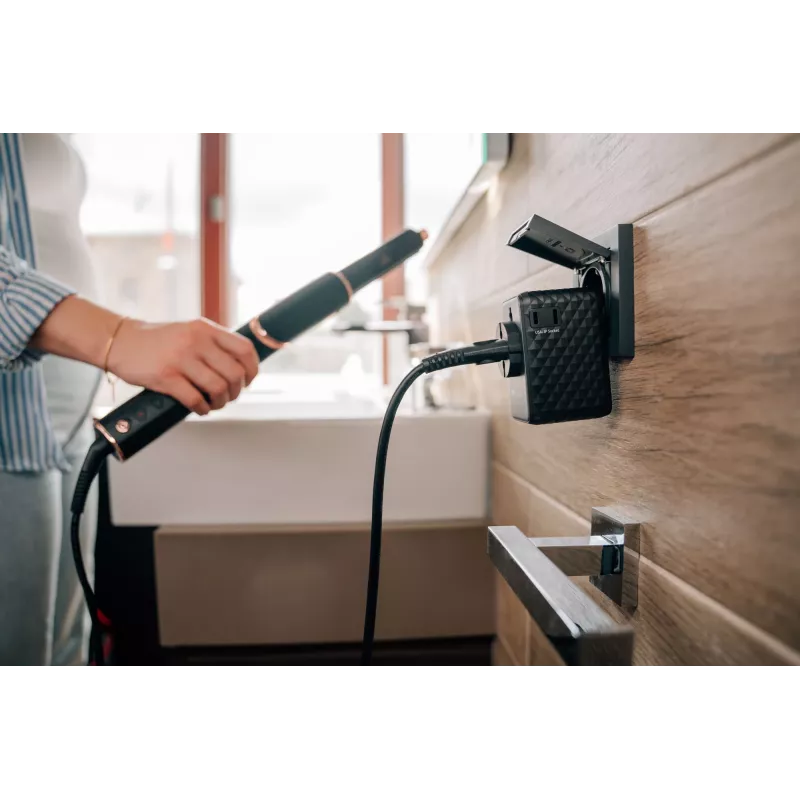 Verbatim Charge 'n' Travel 170W univerzálny cestovný adaptér čierna