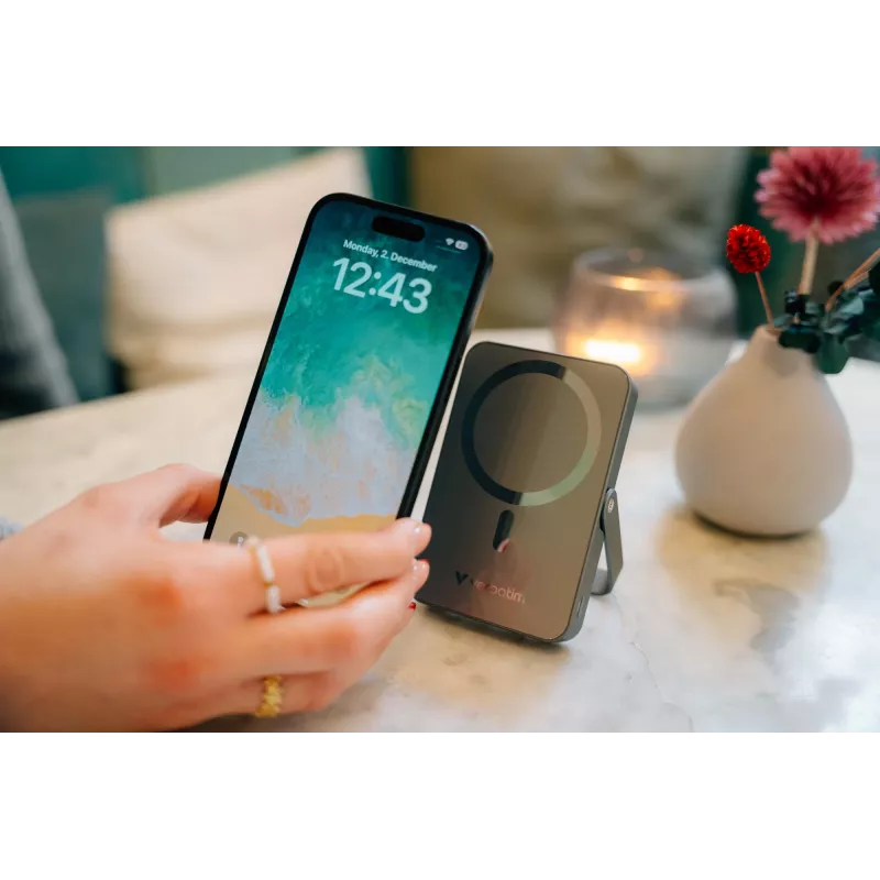 Verbatim Charge 'n' Go magnetická bezdrôtová powerbank so stojanom – 10000 mAh sivá