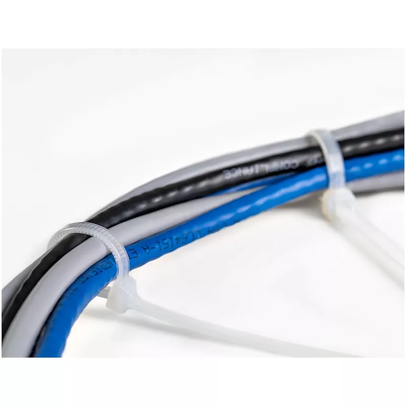 StarTech.com 10 inch (25 cm) viazacie pásky – 1/8 inch (4 mm) široké, 2-5/8 inch (68 mm) priemer zväzku, 50 lb (22 kg) pevnosť v ťahu, samosvorné nylonové viazacie pásky so zahnutým hrotom – 94V-2/UL certifikované, 100 ks balenie – biele