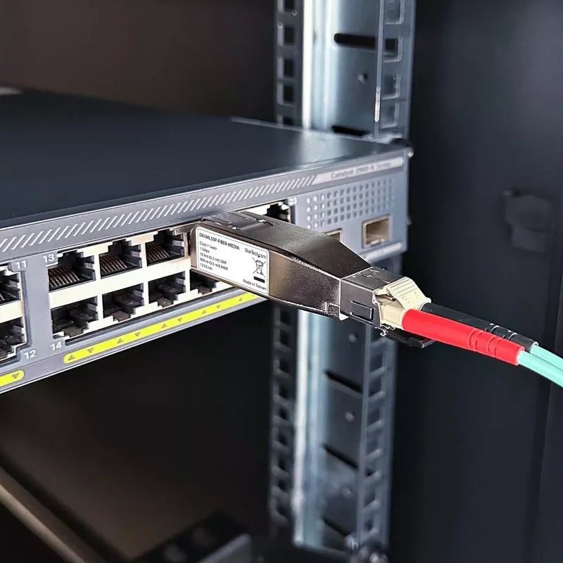 StarTech.com gigabitový optický na RJ45 Ethernet mediálny konvertor dongle, optický singlemode 10 km/multimode 800 m, PoE napájaný, kompaktný dizajn, kovové puzdro, Micro Mini, TAA