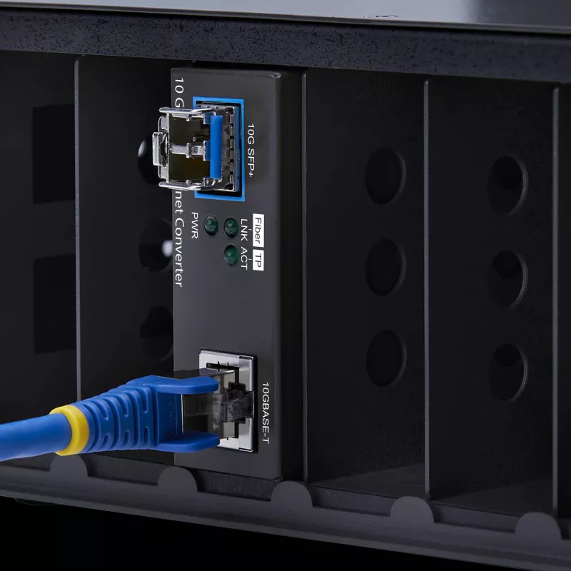 StarTech.com 10GbE SFP+ Fiber mediálny konvertor, 10 Gigabit Ethernet RJ-45 na 10GBASE-X SFP+, Singlemode, Multimode, 16K Jumbo Frames, TAA-kompatibilný