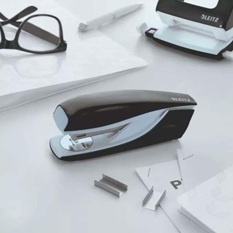 Leitz zošívačka WOW 5502 Metal 30 listov, 30 listov, čierna, P3, kov, plast, 80 g/m², 4 cm
