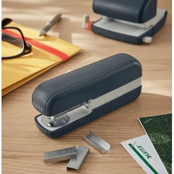 Leitz Cosy zošívačka 30 listov, 30 listov, čierna, štandardné zošitie, 24/6, kov, plast, 80 g/m²