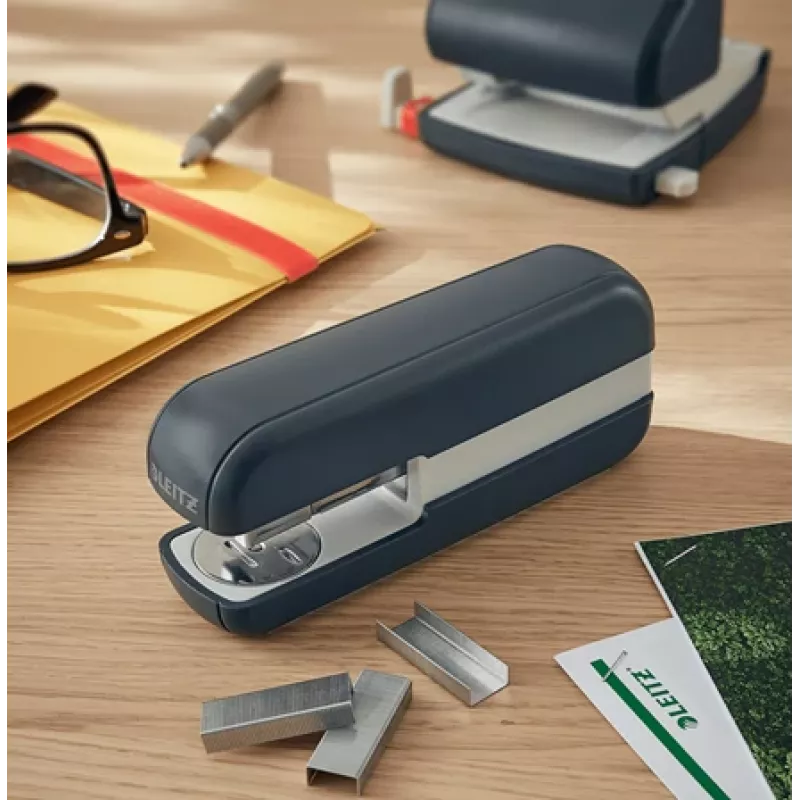Leitz Cosy zošívačka 30 listov, 30 listov, čierna, štandardné zošitie, 24/6, kov, plast, 80 g/m²