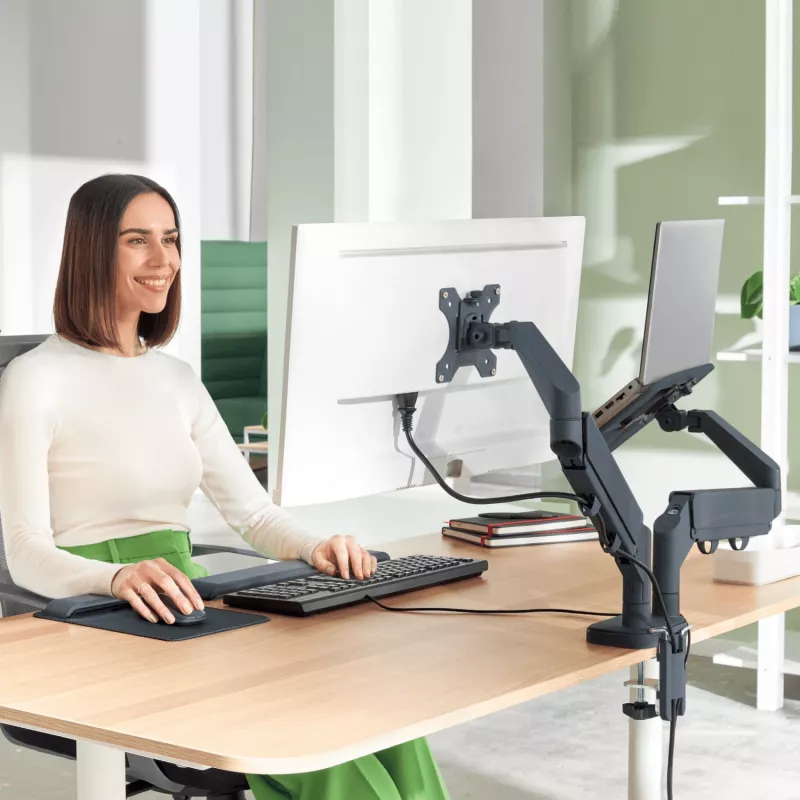 Leitz Ergo úsporný držiak na dva monitory a notebook, svorka/priechodka, 18 kg, 43,2 cm (17 palcov), 81,3 cm (32 palcov), 100 x 100 mm, tmavosivý