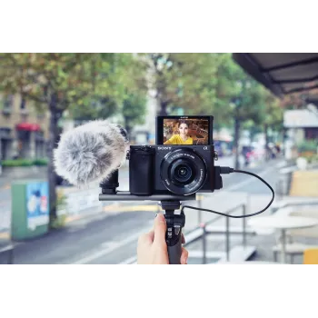 Sony α 6400 + SEL18135 MILC 24,2 MP CMOS 6000 x 4000 pixelov čierny