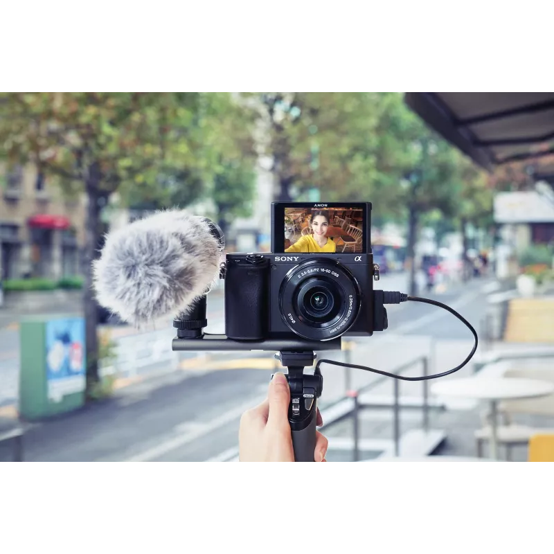 Sony α 6400 + SEL18135 MILC 24,2 MP CMOS 6000 x 4000 pixelov čierny