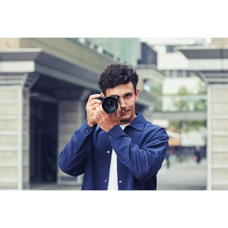 Sony α 6400 + SEL18135 MILC 24,2 MP CMOS 6000 x 4000 pixelov čierny