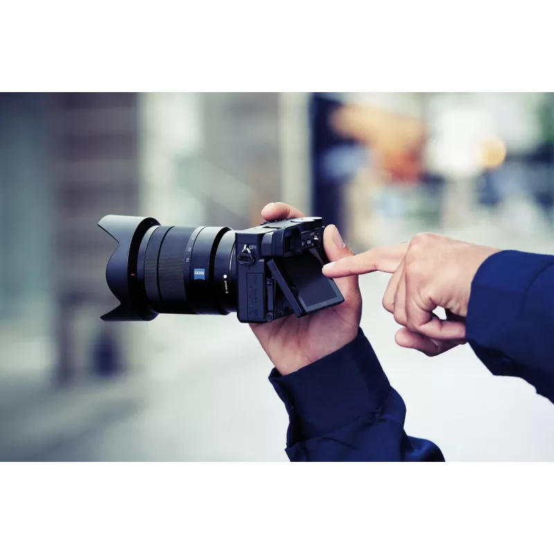 Sony α 6400 + SEL18135 MILC 24,2 MP CMOS 6000 x 4000 pixelov čierny