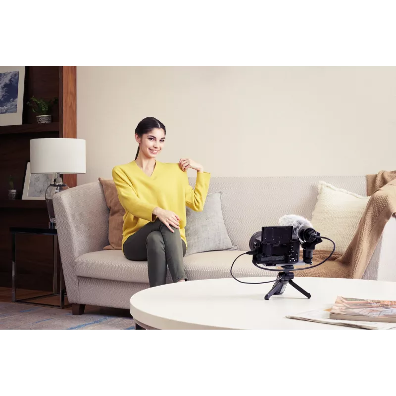 Sony α 6400 + SEL18135 MILC 24,2 MP CMOS 6000 x 4000 pixelov čierny