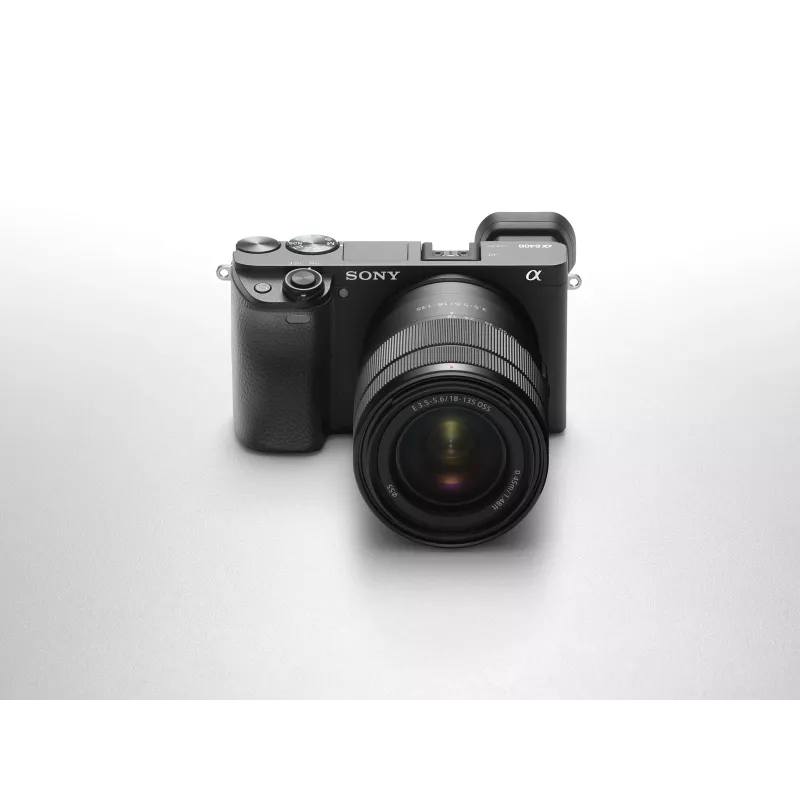 Sony α 6400 + SEL18135 MILC 24,2 MP CMOS 6000 x 4000 pixelov čierny