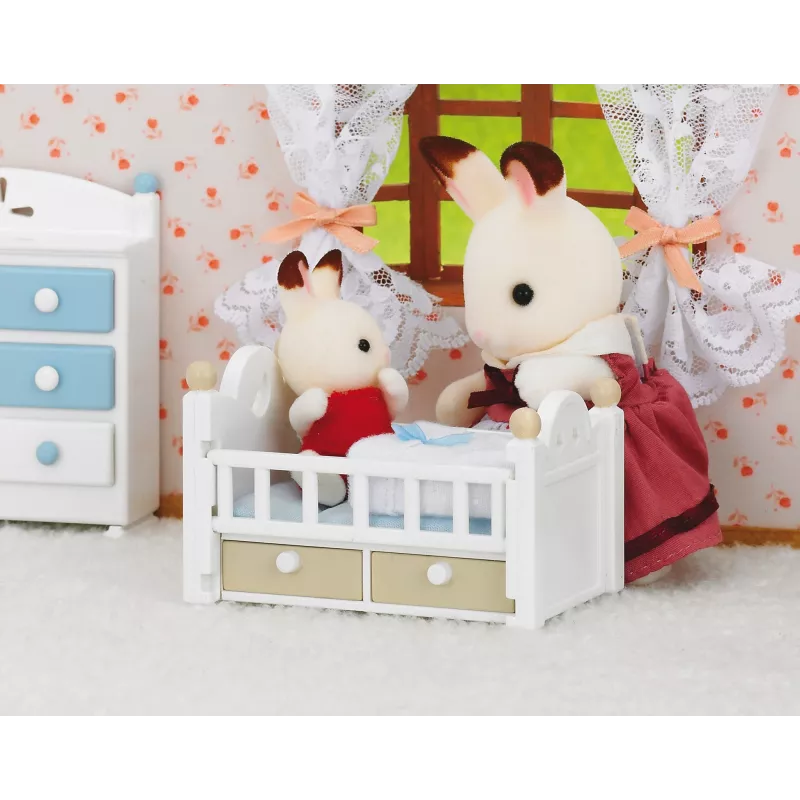 Sylvanian Families sada králika čokoládového s mláďaťom (detská postieľka), 3 roky, viacfarebná, polystyrén, plast