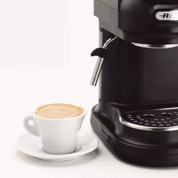 Ariete 1318 Moderna kávovar na espresso so zabudovaným mlynčekom na kávu, na kávové zrná a mletú kávu, šľahač mlieka na cappuccino, filter na 1 a 2 šálky, 1080 W, 800 ml, čierna