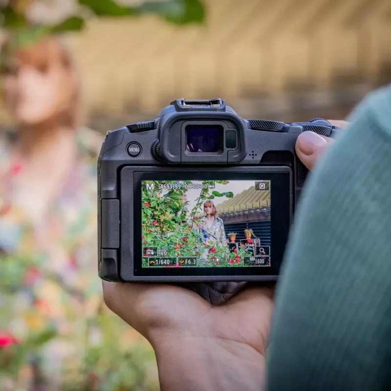 Canon EOS R8 + RF 24-105mm F4-7.1 IS STM MILC 24,2 MP CMOS 6000 x 4000 pixelov čierny