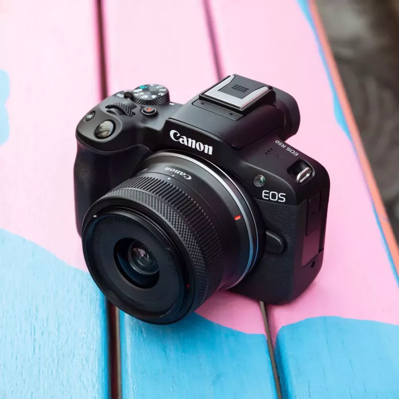 Canon EOS R50 súprava bezzrkadlovky s objektívmi RF-S 18-45mm a RF 75-300mm