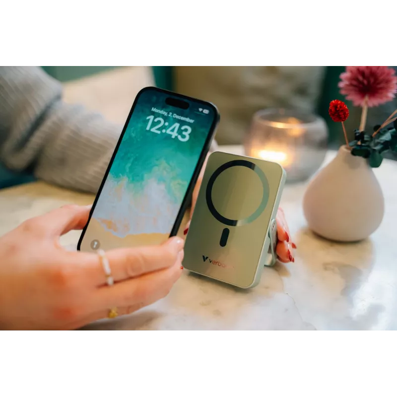 Verbatim Charge 'n' Go magnetická bezdrôtová powerbanka so stojanom – 10000 mAh zelená