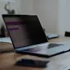 StarTech.com 13,3-palcová Flip-Over ochranná fólia proti videniu na notebook pre MacBook Pro, matná a s redukciou modrého svetla, filter proti videniu, ochrana obrazovky s +/- 30° pozorovacím uhlom