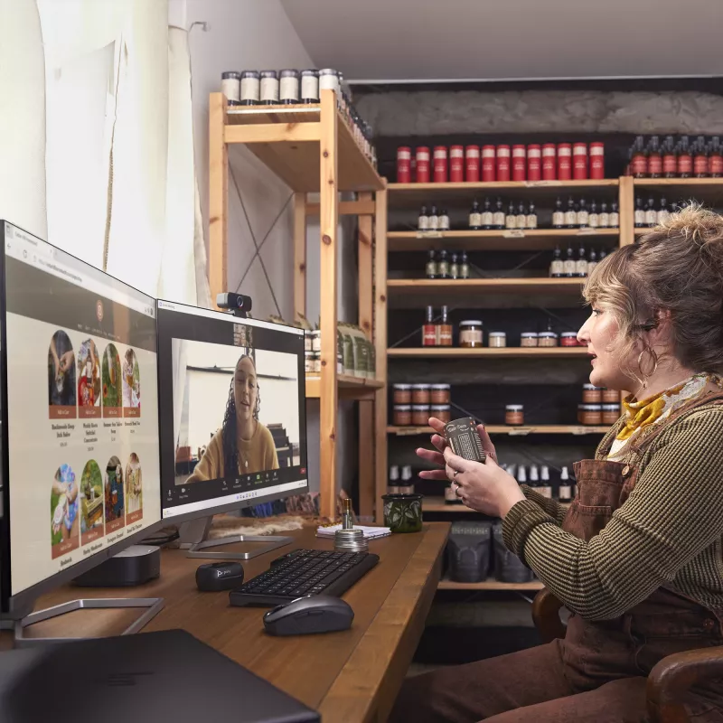 HP Poly Voyager Free 60+ UC Carbon čierne slúchadlá +BT700 USB-C adaptér +dotykové nabíjacie puzdro