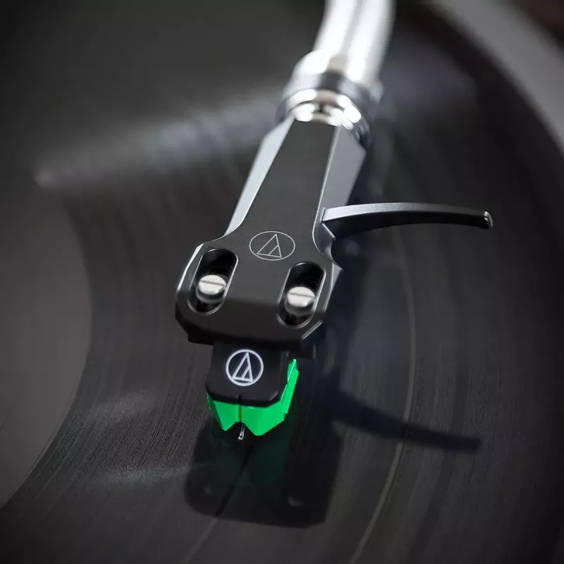 Audio-Technica AT-VM95E/H prenoska s AT-HS6BK headshell predmontovaná (čierna/zelená)