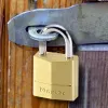 Zámok na kufrík MASTER LOCK 20 mm široký visací zámok s masívnym mosadzným telom