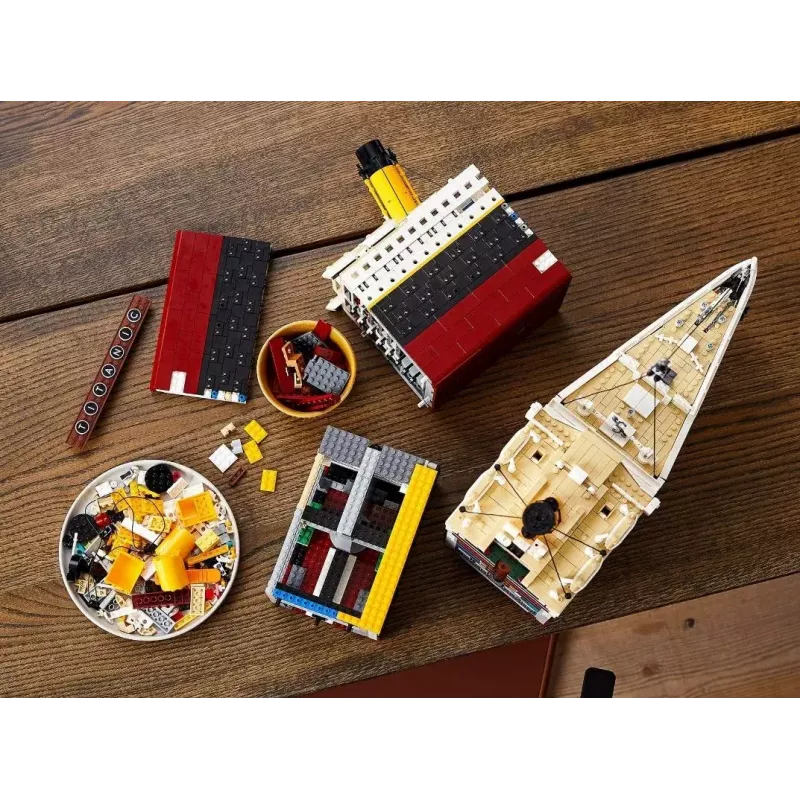 LEGO stavebnica ICONS 10294 replika Titanicu — 9 090 dielov, 18+