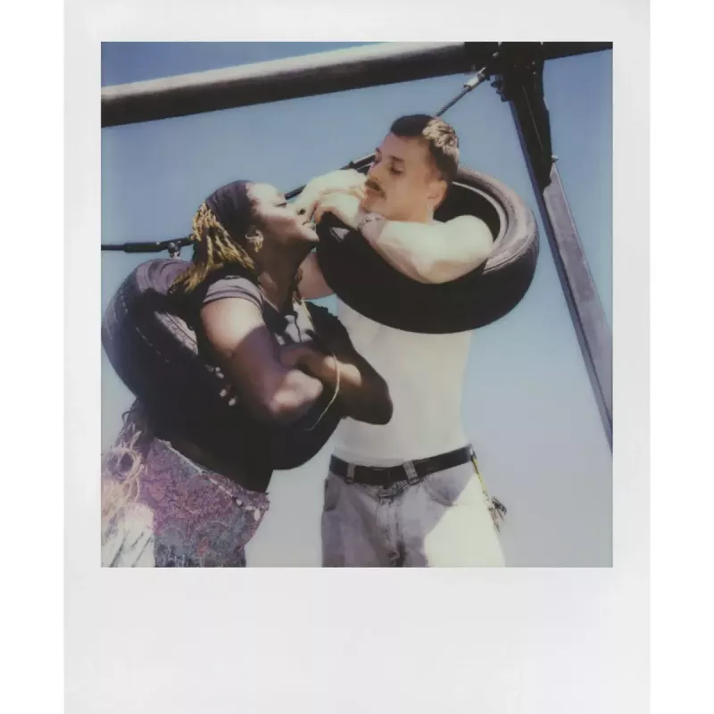 Sofortná kamera POLAROID Now Gen 3 žltá — model 9158, analógová instantná kamera, integrovaný blesk