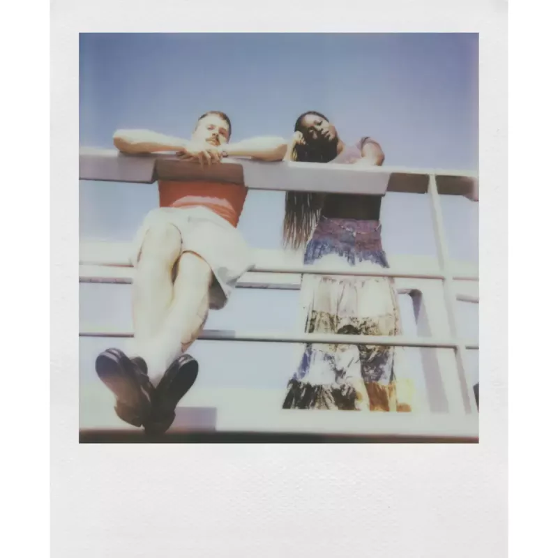 Sofortná kamera POLAROID Now Gen 3 žltá — model 9158, analógová instantná kamera, integrovaný blesk