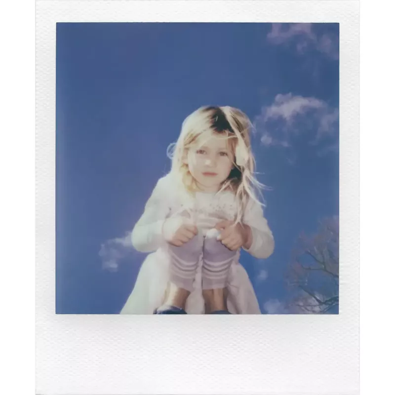Sofortná kamera POLAROID Now Gen 3 žltá — model 9158, analógová instantná kamera, integrovaný blesk