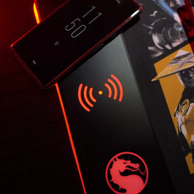 Numskull podložka pod myš Mortal Kombat + bezdrôtové nabíjanie 30x80cm