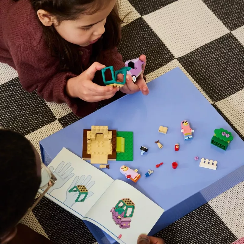 LEGO Bluey 11216 Oma s Bingo a Bluey (80 dielov)