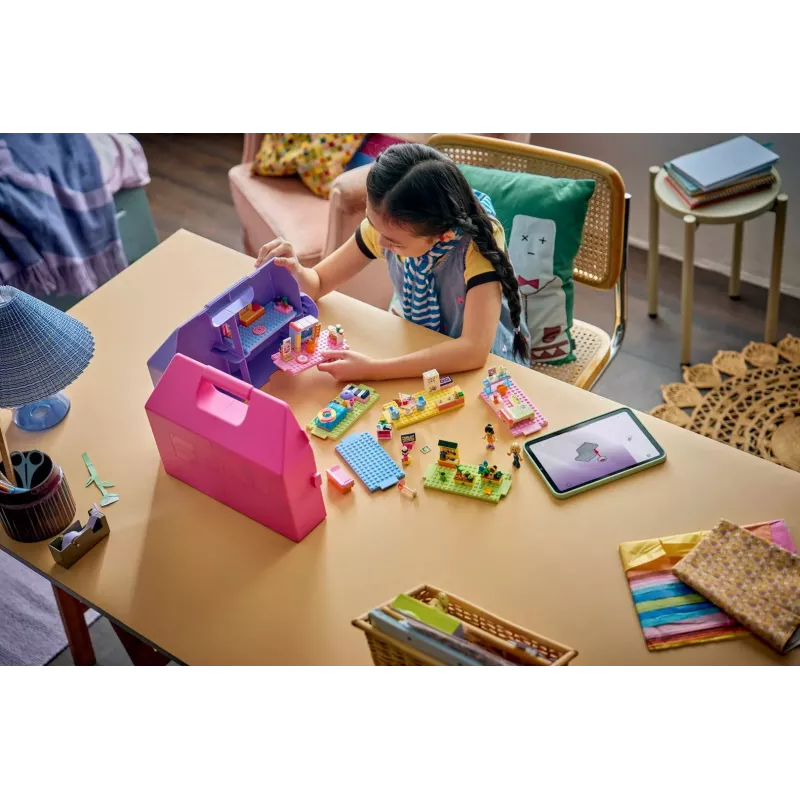 LEGO Friends 42697 Kreatívny kufrík s domčekom pre bábiky (355 dielov)