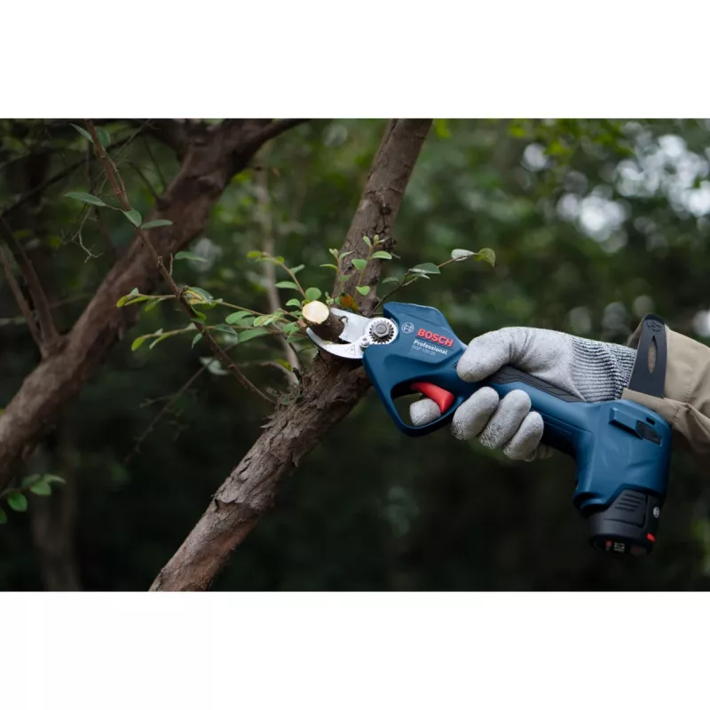 Bosch GGP 12V-25 Professional Sada akumulátorových nožníc na trávu 2x3,0 Ah
