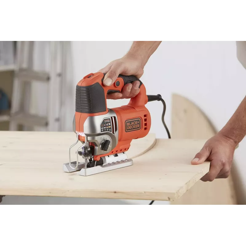 Black & Decker BES610K-QS 650W kmitavá priamočiara píla v Kitboxe