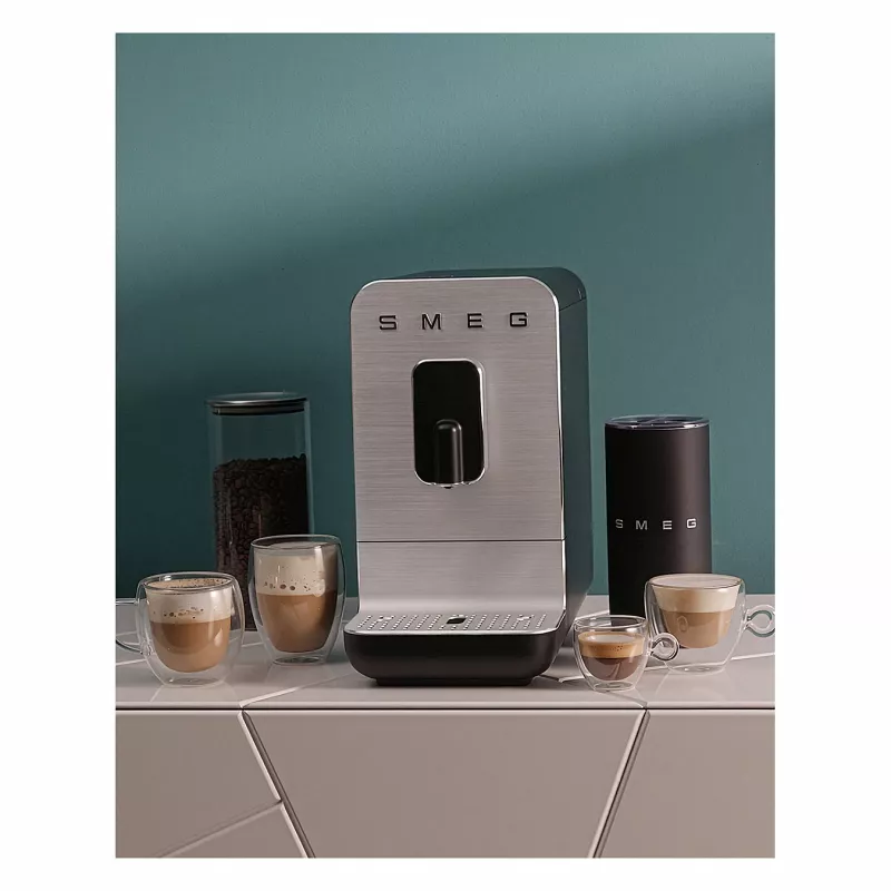 SMEG BCC11BLMEU automatický kávovar s funkciou pary, matná čierna