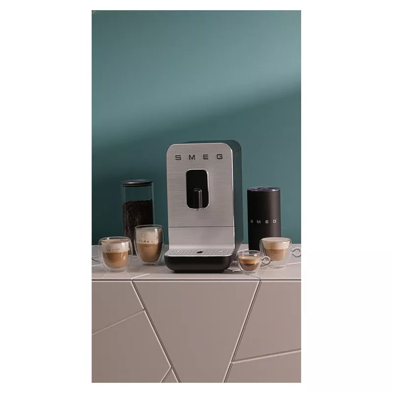 SMEG BCC11BLMEU automatický kávovar s funkciou pary, matná čierna