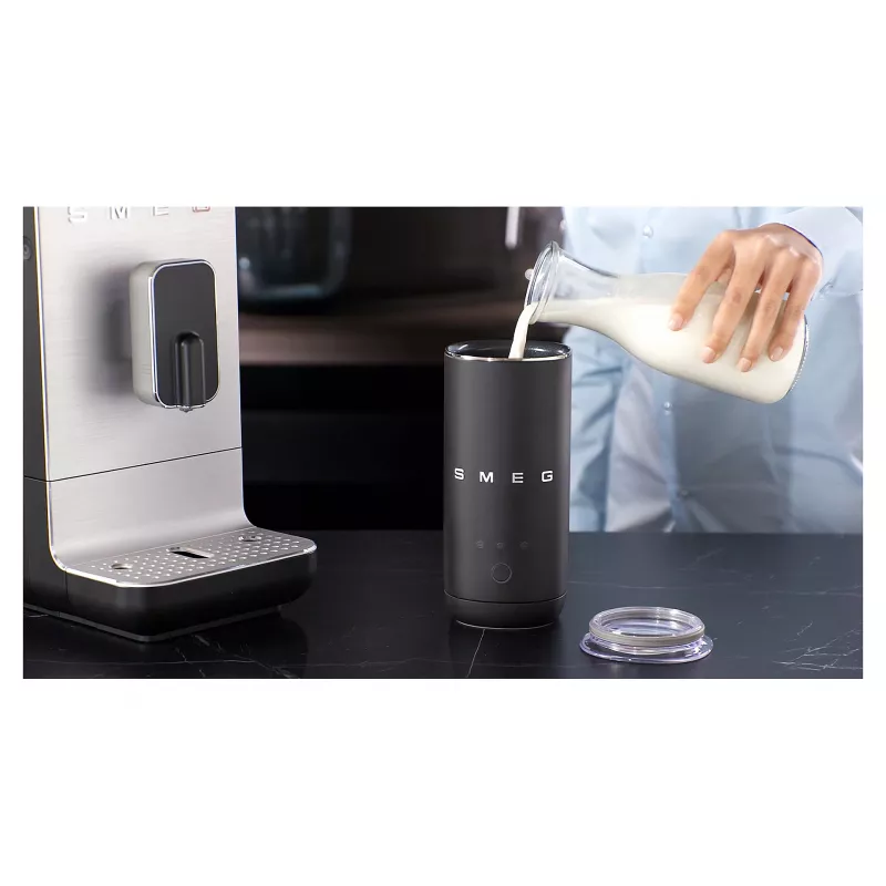 SMEG BCC11BLMEU automatický kávovar s funkciou pary, matná čierna