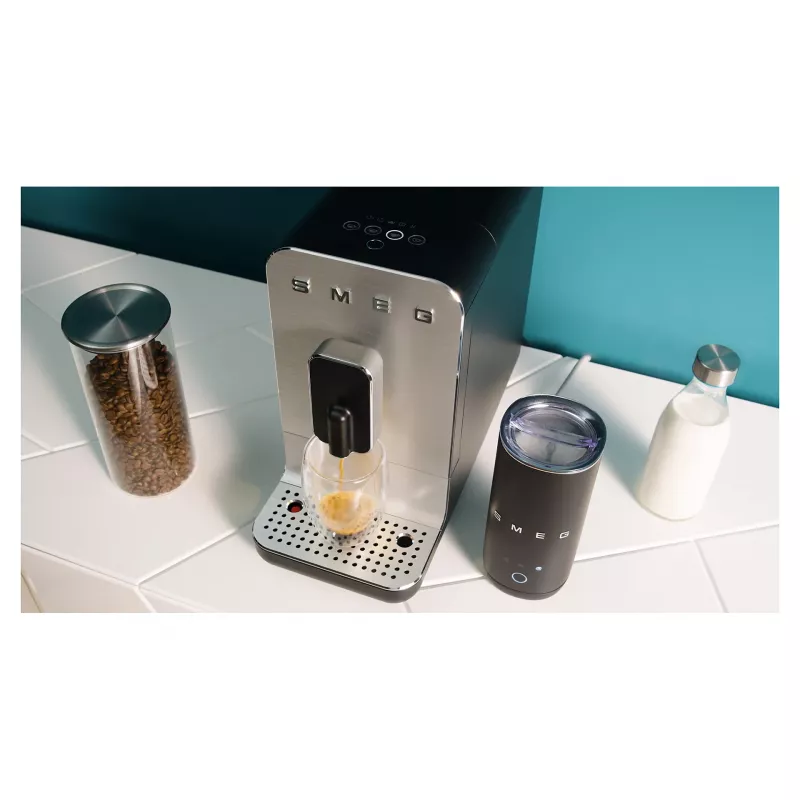 SMEG BCC11BLMEU automatický kávovar s funkciou pary, matná čierna