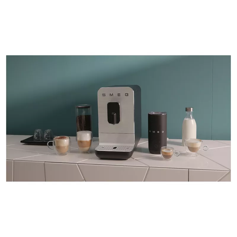 SMEG BCC11BLMEU automatický kávovar s funkciou pary, matná čierna