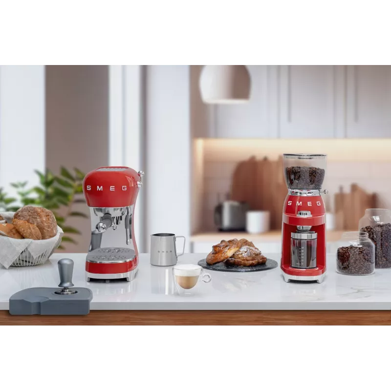 Smeg ECF02RDEU 50's Style manuálny kávovar na espresso 1,1 l červený