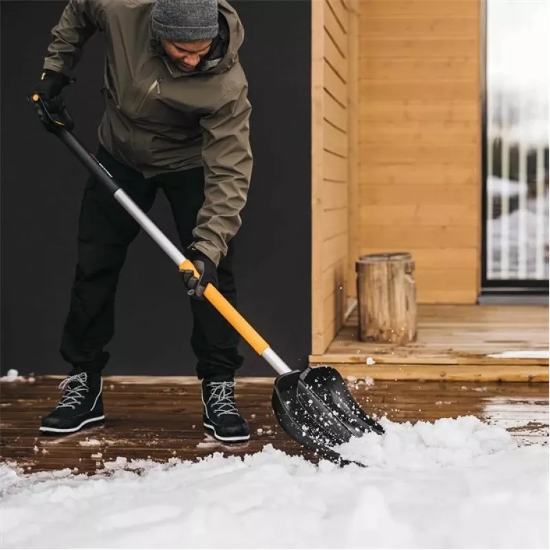 Fiskars 1057189 lopata na sneh kovová čierna, oranžová