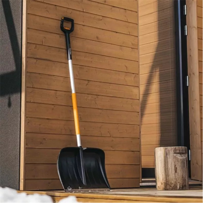 Fiskars 1057189 lopata na sneh kovová čierna, oranžová