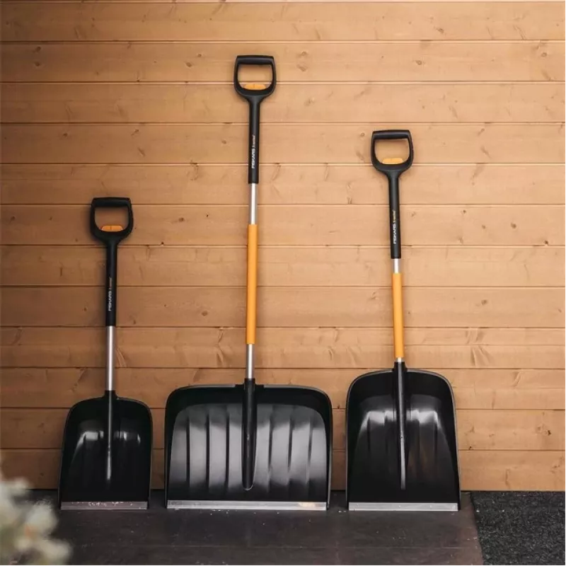 Fiskars 1057189 lopata na sneh kovová čierna, oranžová
