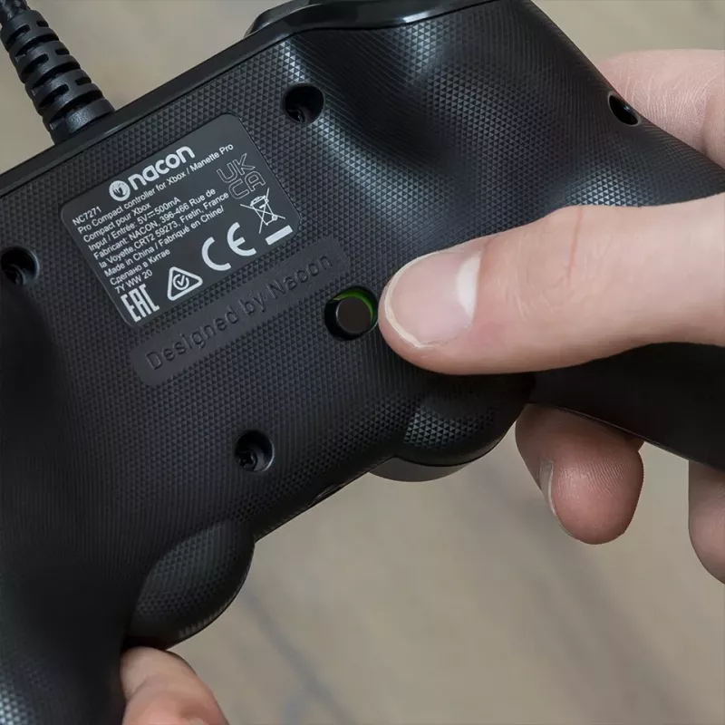 Nacon Compact Pro káblový ovládač pre Xbox Series X|S, Xbox One a PC - biely