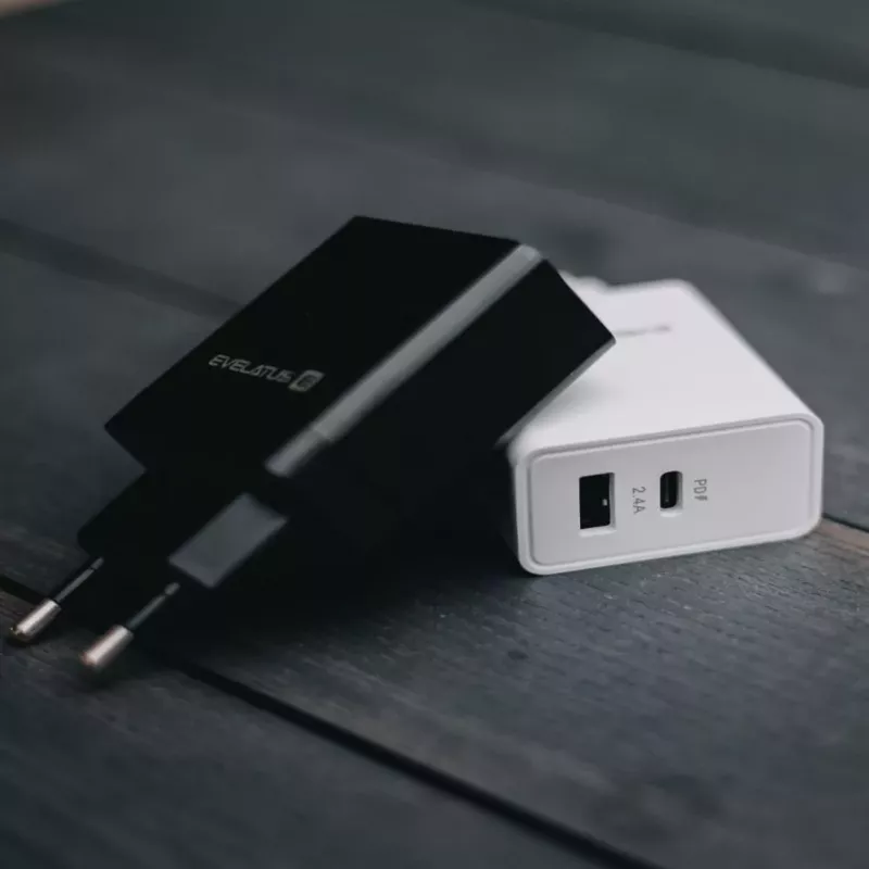 Evelatus univerzálna cestovná nabíjačka ETC04 USB 2.4A + Type-C 3A 30W Power Delivery čierna