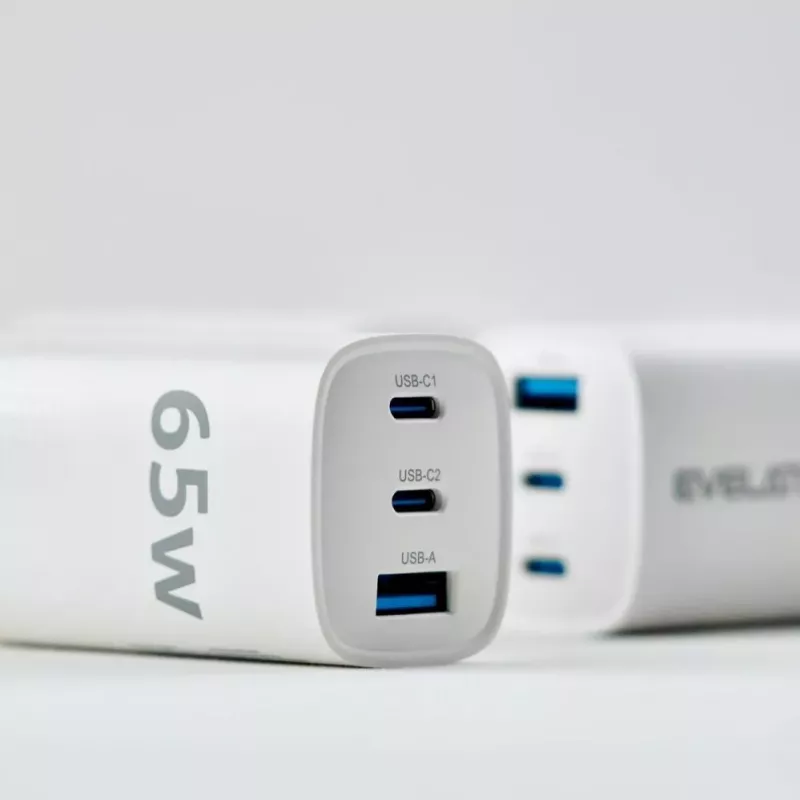 Evelatus 65W Max rýchla nabíjačka UK USB-C1/USB-C1/USB-A biela