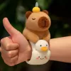 LEAN TOYS plyšový samonavliekací náramok hus s kapybarou