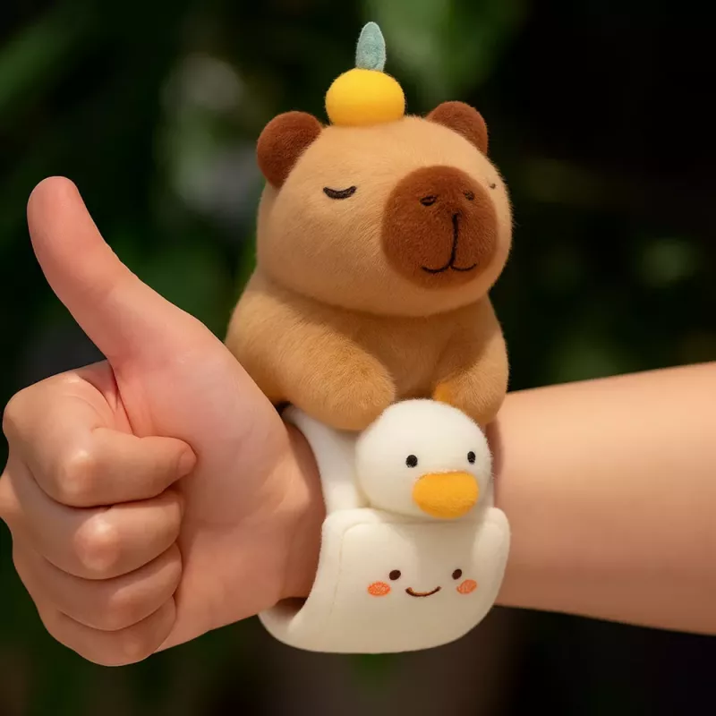 LEAN TOYS plyšový samonavliekací náramok hus s kapybarou