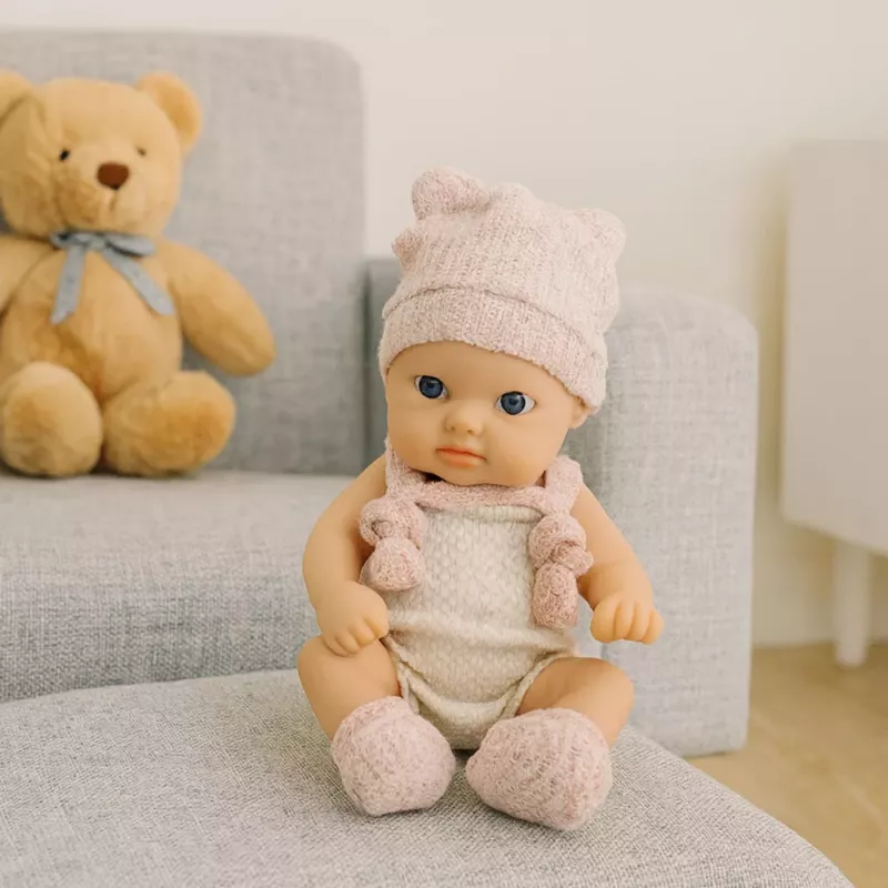 LEAN TOYS Bábika ružové oblečenie čiapka podbradník 18 cm