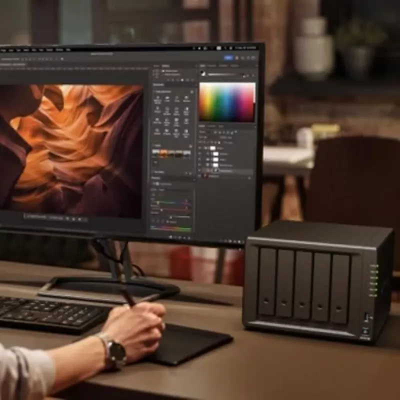 Synology DiskStation DS1525+ NAS/Storage Server Ryzen Embedded V1500B 8 GB DDR4 0 TB čierna